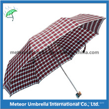 Man Use Check Design Umbrella peut correspondre avec des chemises et des sacs